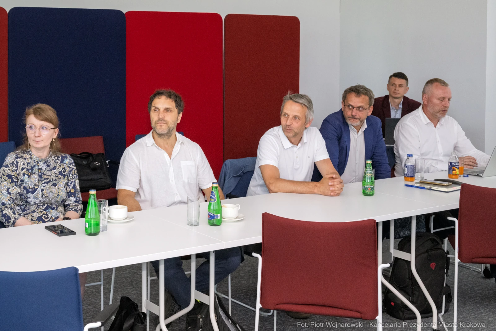 Grupa ludzi siedzących przy stole, uczestniczących w spotkaniu.  Autor: Piotr Wojnarowski