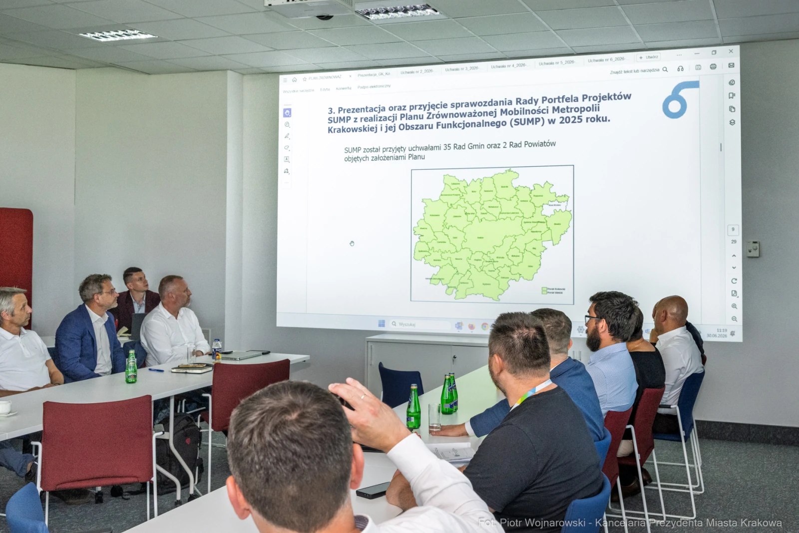 Spotkanie dotyczące projektów Metropolitalnego Planu Transportowego w Krakowie. Prezentacja mapy.  Autor: Piotr Wojnarowski