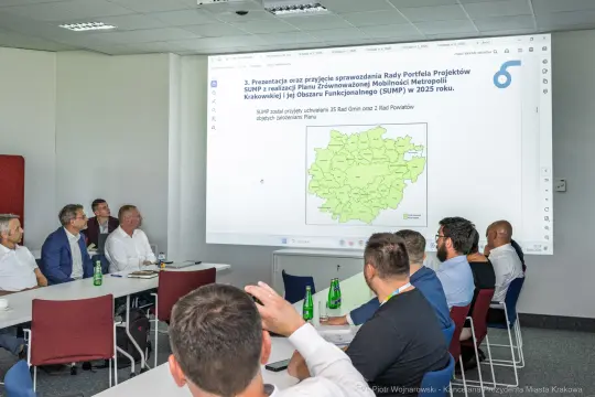 Spotkanie dotyczące projektów Metropolitalnego Planu Transportowego w Krakowie. Prezentacja mapy.