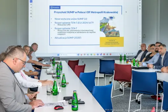 Spotkanie dotyczące przyszłości SUMP w Polsce i aktualizacji SUMP 2028. Uczestnicy przy stole.