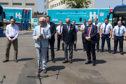Konferencja prasowa dotycząca mobilnej stacji tankowania wodoru.