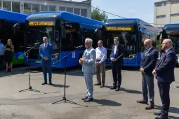 Konferencja prasowa z udziałem przedstawicieli MPK w Krakowie, nowe autobusy w tle.
