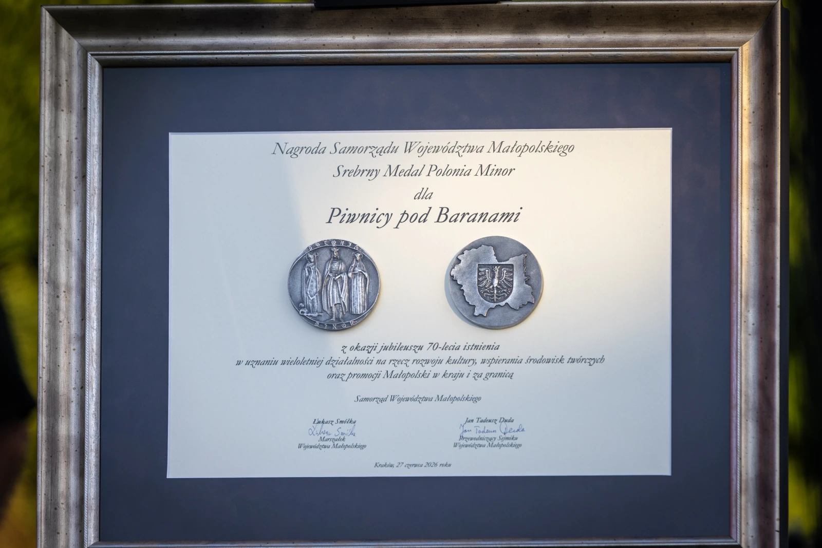 Nagroda Samorządu Województwa Małopolskiego z medalami dla Piwnicy pod Baranami.  Autor: Bogusław Świerzowski