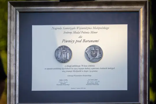 Nagroda Samorządu Województwa Małopolskiego z medalami dla Piwnicy pod Baranami.