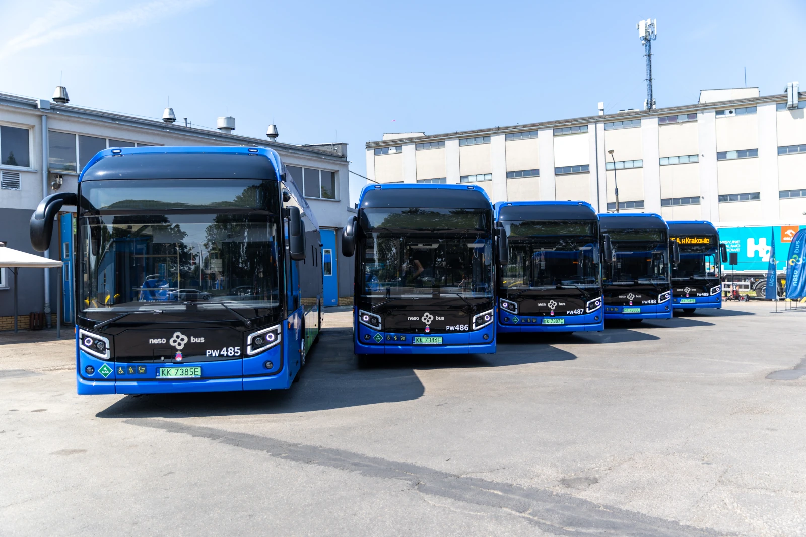 Grupa niebieskich autobusów stojących w rządku na parkingu.  Autor: Bogusław Świerzowski