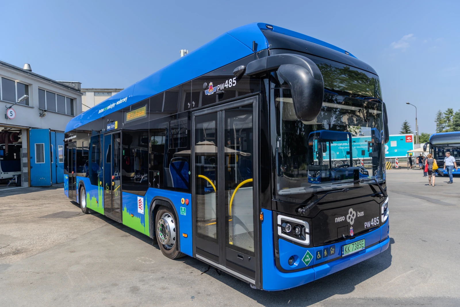 Nowoczesny niebieski autobus miejski z dużymi oknami i zielonymi detalami.  Autor: Bogusław Świerzowski