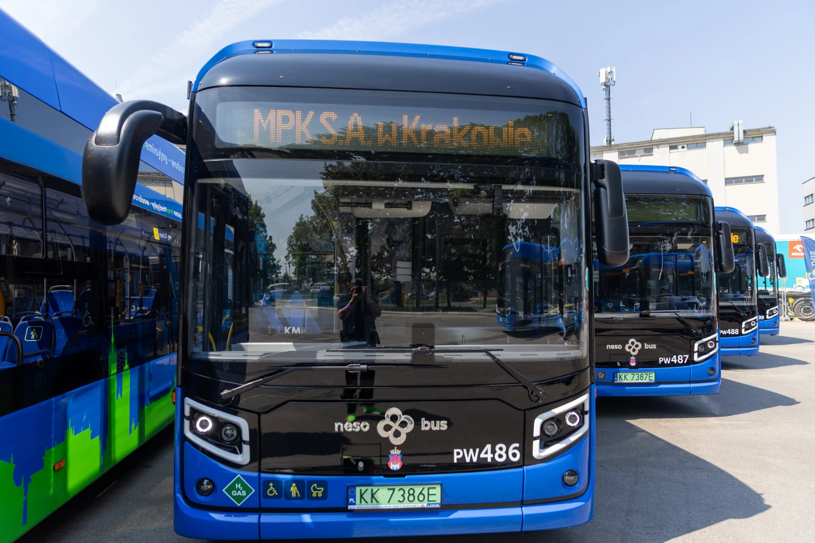 Autobus MPK S.A. w Krakowie, niebieska karoseria, wyświetlacz z numerem linii.  Autor: Bogusław Świerzowski
