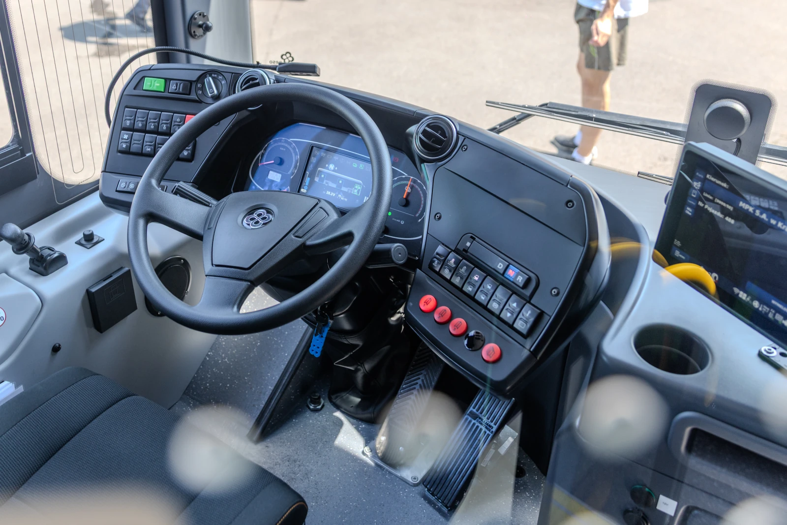 Wnętrze nowoczesnego autobusu z widocznym kokpitem i panelem sterowania.  Autor: Bogusław Świerzowski
