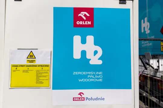 Plakat informujący o zeroemisyjnym paliwie wodorowym Orlen.