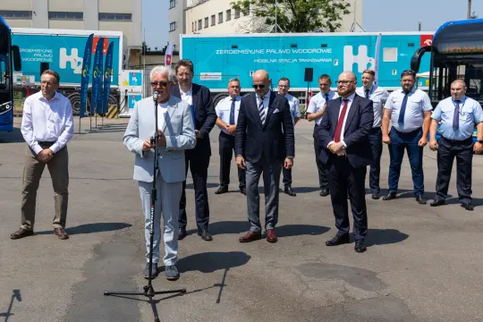 Konferencja prasowa dotycząca mobilnej stacji tankowania wodoru.