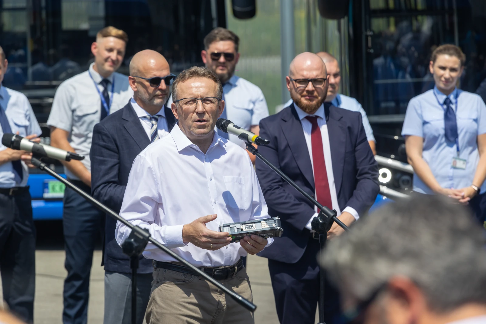 Mężczyzna przemawia do zgromadzonego tłumu, trzymając mikrofon i przedmiot w ręku.  Autor: Bogusław Świerzowski