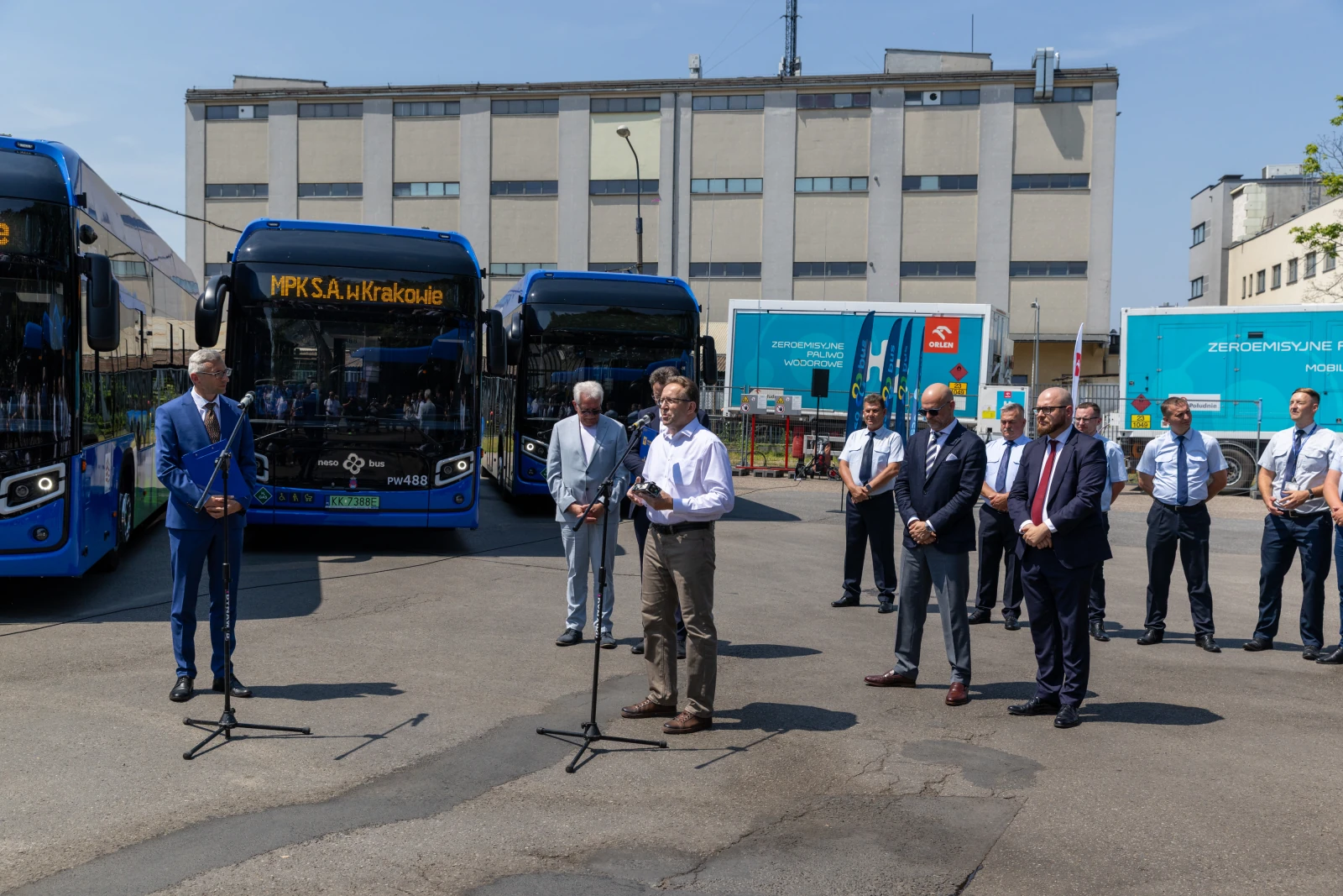 Konferencja prasowa z udziałem przedstawicieli MPK Kraków oraz nowych autobusów.  Autor: Bogusław Świerzowski