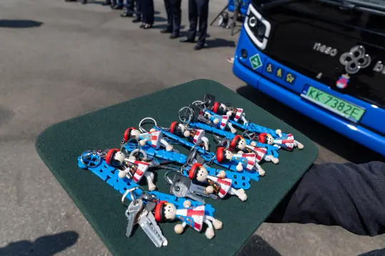 Zestaw breloczków w kształcie postaci z kluczami na zielonej podstawce.
