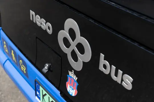 Logo neso bus na tylnej części autobusu.