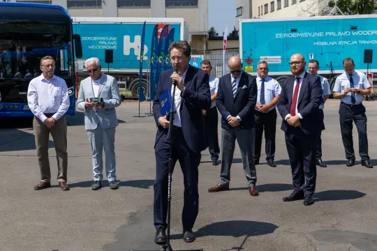 Konferencja prasowa dotycząca zeroemisyjnego transportu wodoru.