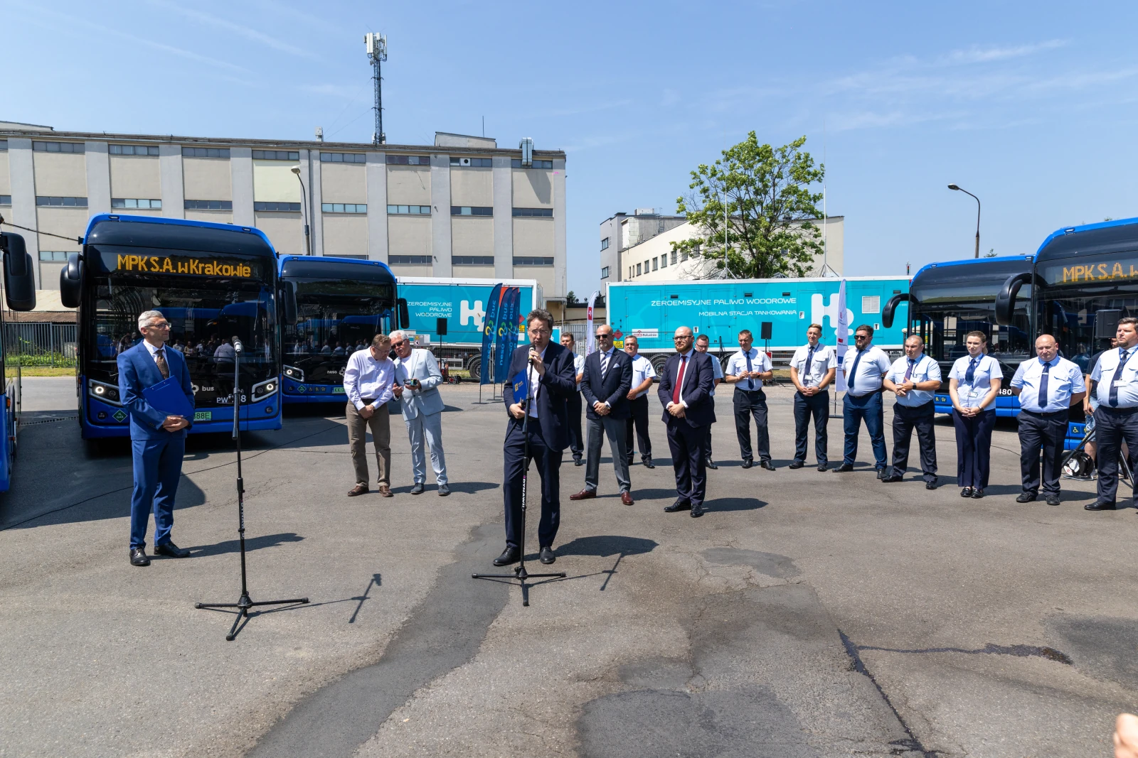 Konferencja prasowa z udziałem przedstawicieli MPK w Krakowie oraz nowych autobusów.  Autor: Bogusław Świerzowski