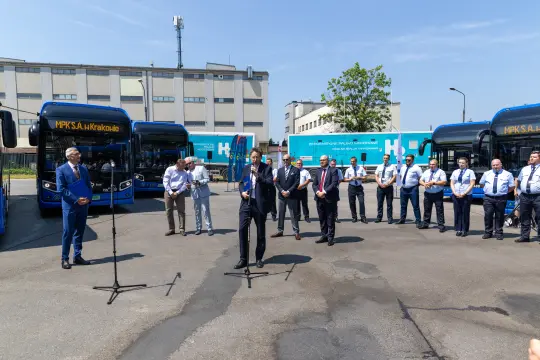 Konferencja prasowa z udziałem przedstawicieli MPK w Krakowie oraz nowych autobusów.
