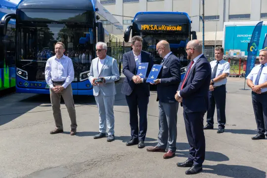 Ceremonia podpisania umowy dotyczącej nowych autobusów dla MPK w Krakowie.