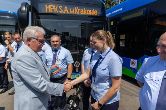 Uroczystość wręczenia kluczyków do nowego autobusu MPK w Krakowie.