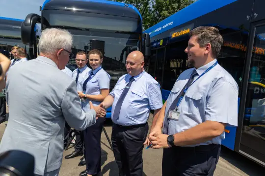 Uroczystość inauguracji nowych autobusów miejskich z udziałem pracowników i gości.