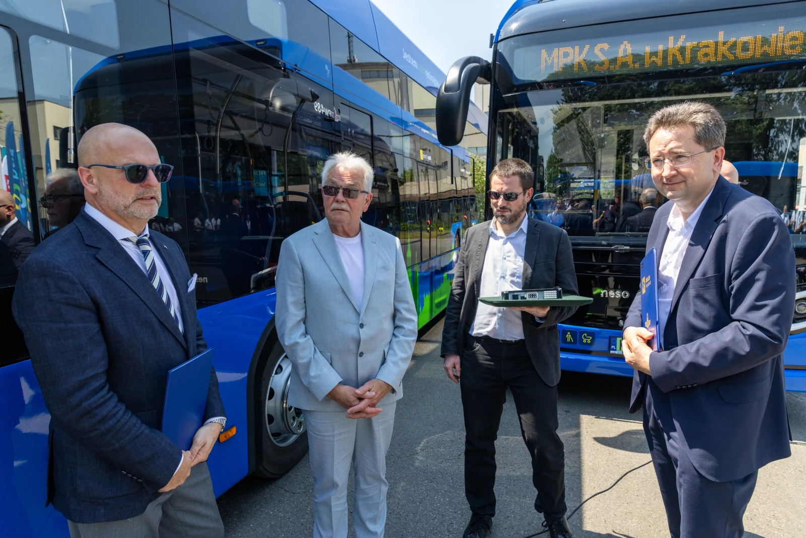 Spotkanie przedstawicieli MPK w Krakowie przy nowych autobusach.  Autor: Bogusław Świerzowski
