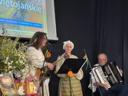 Występ artystyczny z gitarą, akordeonem i śpiewem, w tradycyjnych strojach ludowych.