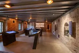 Nowoczesna wystawa w historycznym wnętrzu z interaktywnymi stanowiskami.