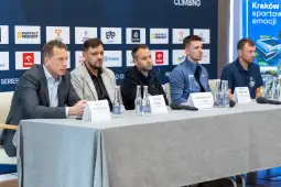 Konferencja prasowa z uczestnikami zawodów wspinaczkowych w Krakowie.