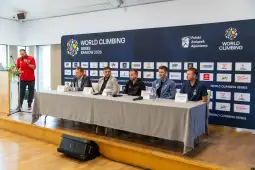 Konferencja prasowa dotycząca serii wspinaczkowej w Krakowie 2026 z udziałem sportowców i organizatorów.