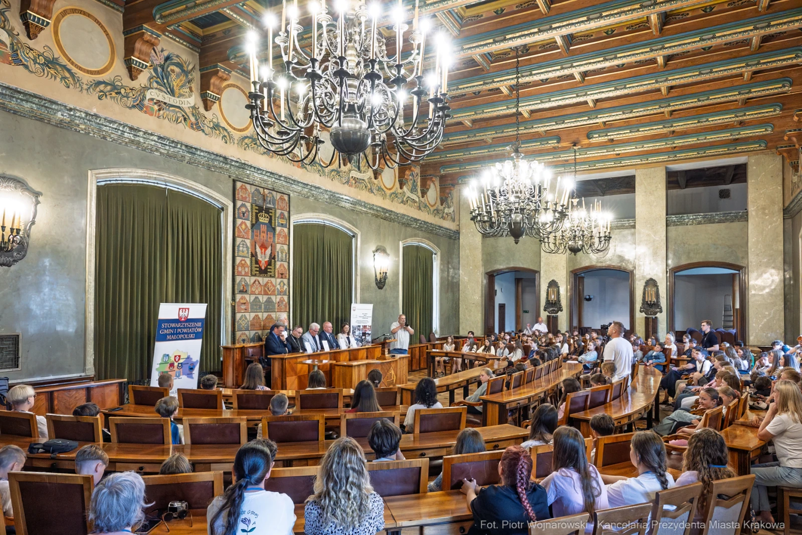 Debata w sali obrad z uczestnikami i publicznością, zdobione ściany i żyrandole.  Autor: Piotr Wojnarowski