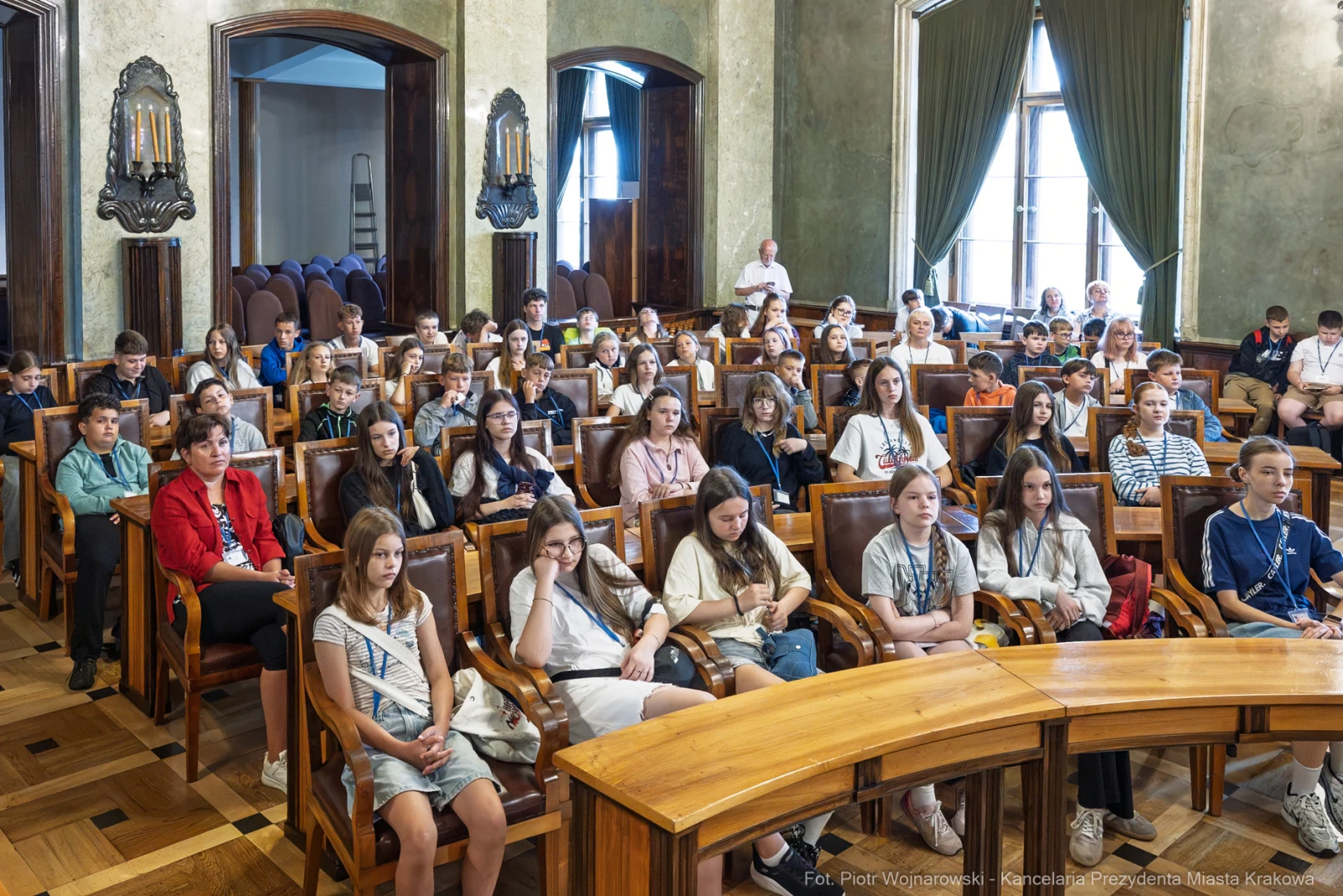 Grupa uczniów siedzących w sali obrad, słuchających wykładu.  Autor: Piotr Wojnarowski