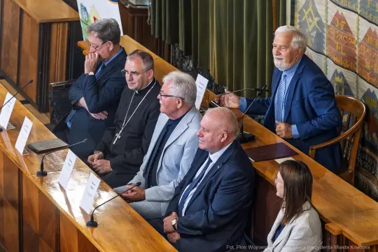 Spotkanie przedstawicieli władz lokalnych i duchownych w sali obrad.