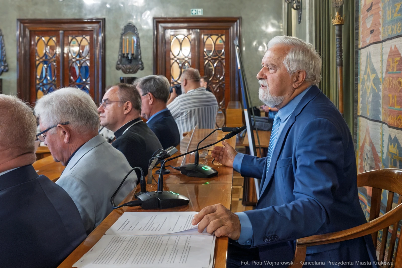 Mężczyzna przemawia w sali obrad, w tle siedzą inni uczestnicy spotkania.  Autor: Piotr Wojnarowski