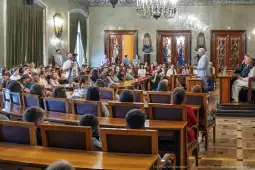 Spotkanie młodzieży z przedstawicielami władz w sali obrad.