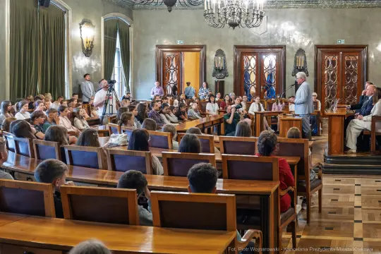 Spotkanie młodzieży z przedstawicielami władz w sali obrad.