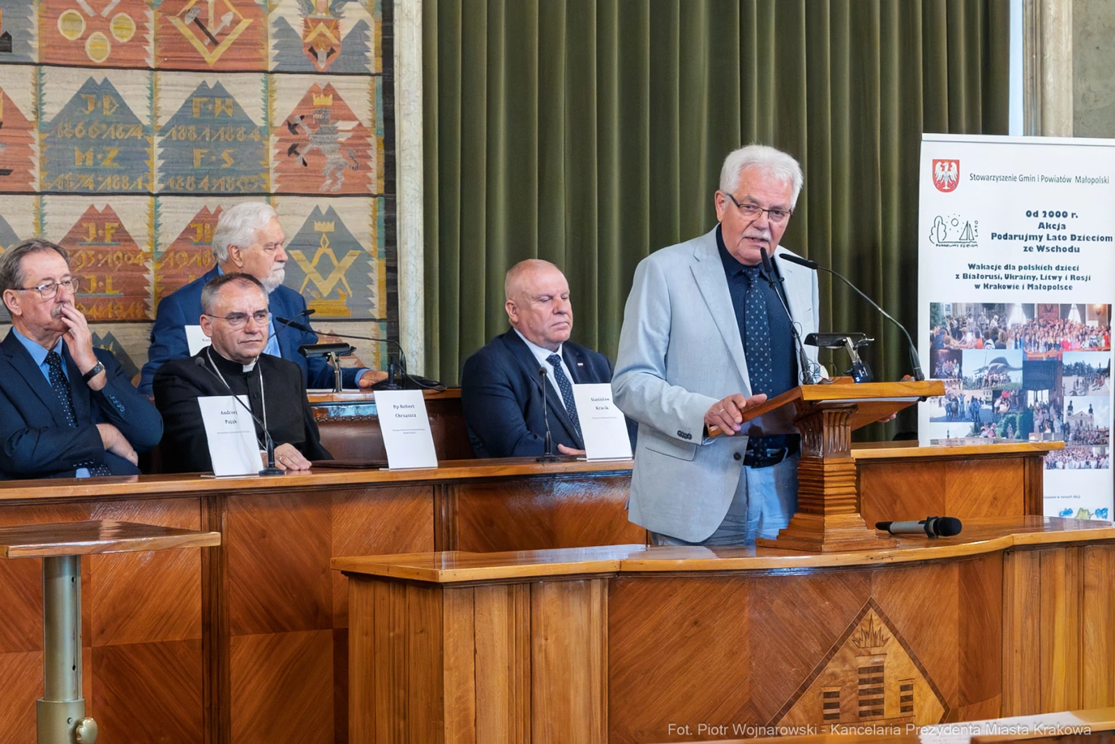 Mężczyzna przemawia w sali obrad, w tle siedzą inni uczestnicy wydarzenia.  Autor: Piotr Wojnarowski