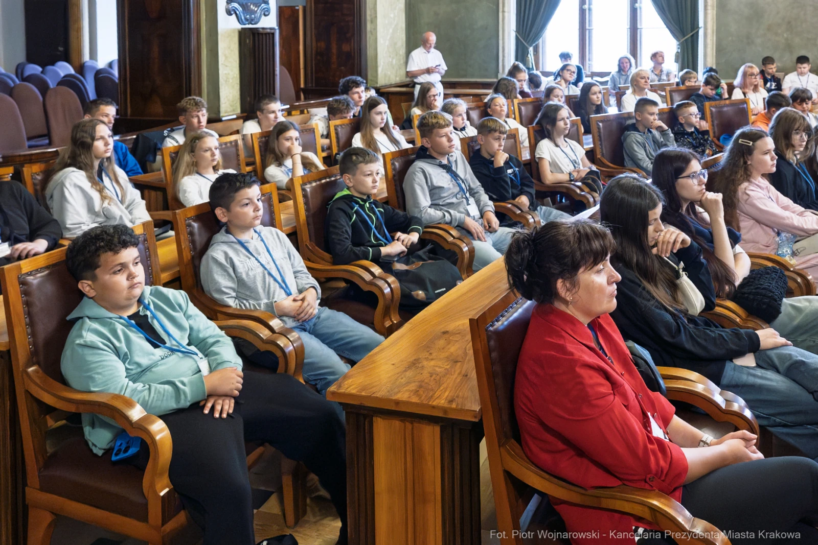 Grupa uczniów siedzących w sali obrad, słuchających wykładu.  Autor: Piotr Wojnarowski