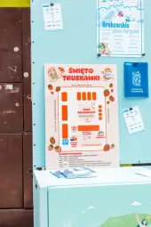 Plakat informacyjny o Święcie Truskawki z grafiką truskawek i planem wydarzeń.