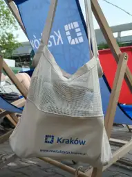 Torba z siatki z logo Krakowa i napisem rewaloryzacja.