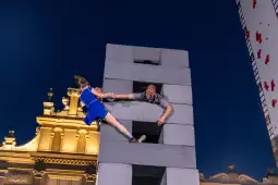 Akrobaci wykonujący spektakularny występ na tle nocnego nieba.