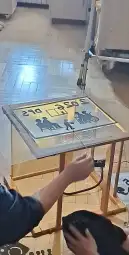 Stół z planszą do gry, na której widoczne są sylwetki postaci i liczby.