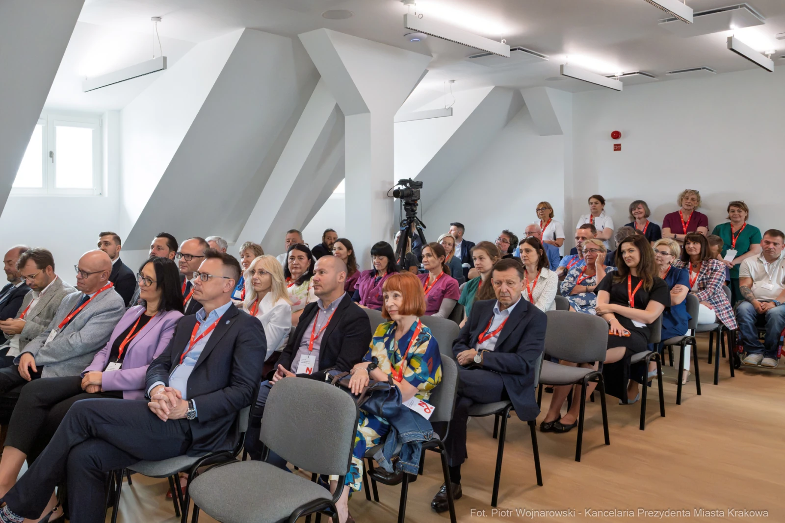 Grupa ludzi siedzących na sali konferencyjnej, uczestniczących w wydarzeniu.  Autor: Piotr Wojnarowski