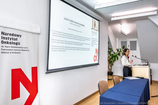 Prezentacja dotycząca zasad dobrych praktyk klinicznych w Narodowym Instytucie Onkologii.