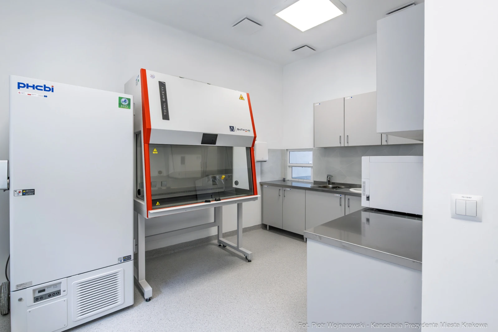 Laboratorium z komorą laminarno-przepływową, lodówką i mikrofalówką.  Autor: Piotr Wojnarowski