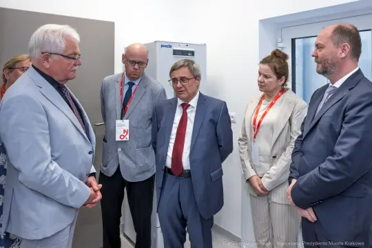 Spotkanie grupy osób w biurze, dyskusja na temat projektu lub inicjatywy.