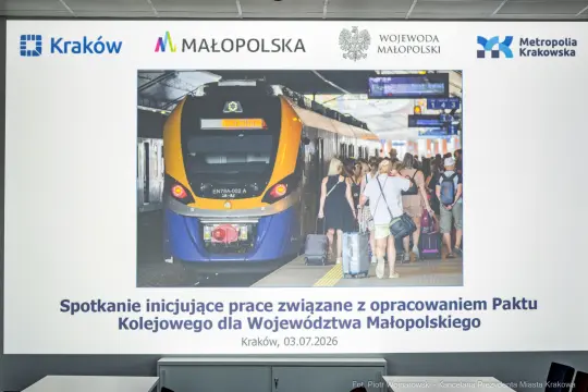 Pociąg na stacji w Krakowie, zapowiedź spotkania dotyczącego Paktu Kolejowego.