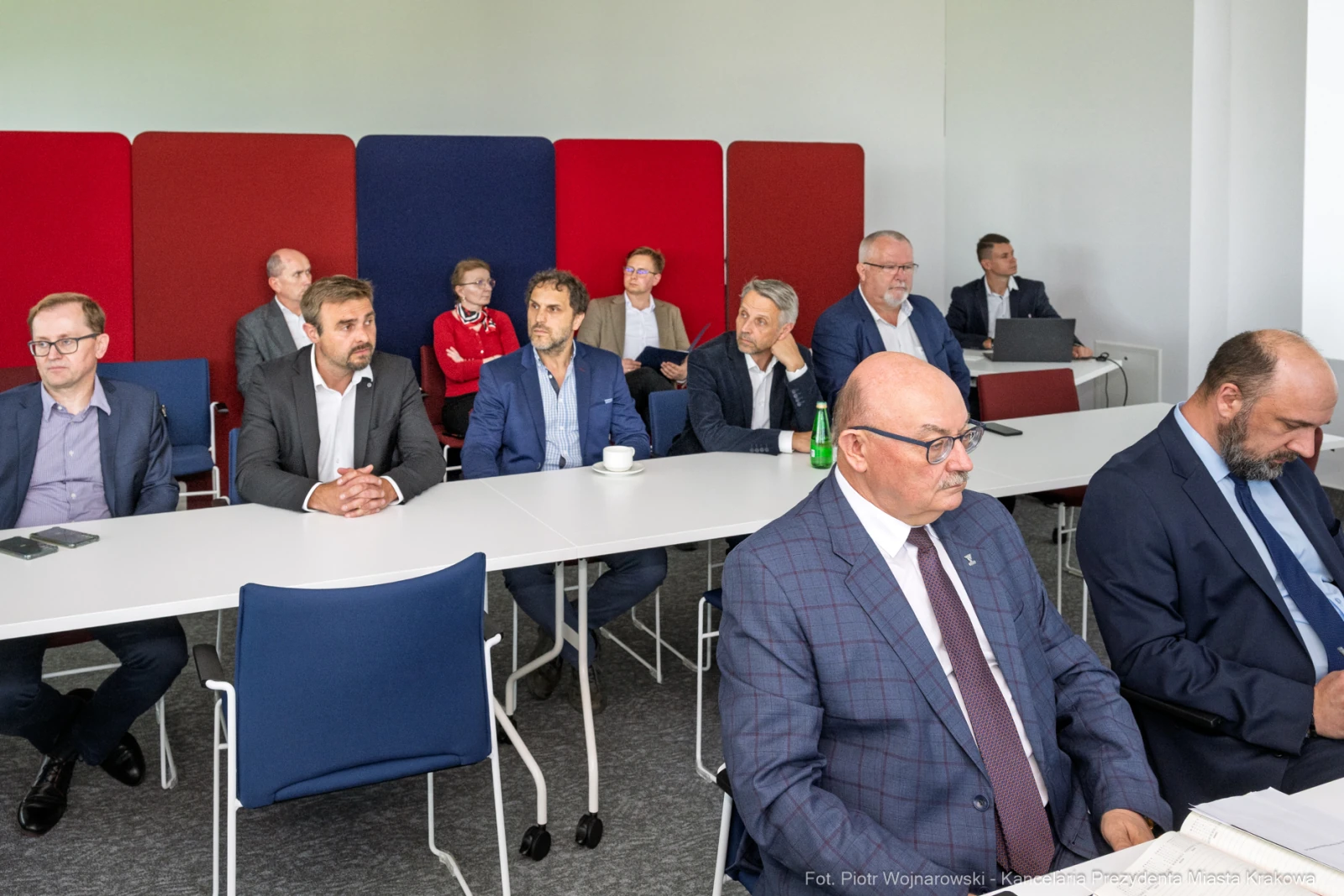 Grupa mężczyzn siedzących przy stole w sali konferencyjnej.  Autor: Piotr Wojnarowski