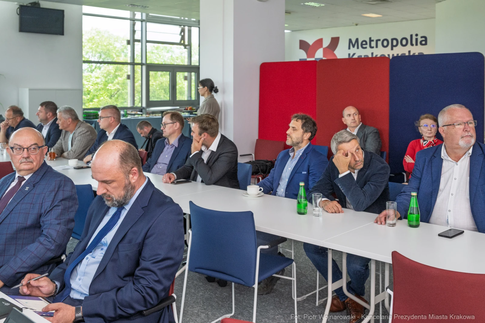 Spotkanie grupy ludzi w sali konferencyjnej, z widocznymi uczestnikami i stołem.  Autor: Piotr Wojnarowski