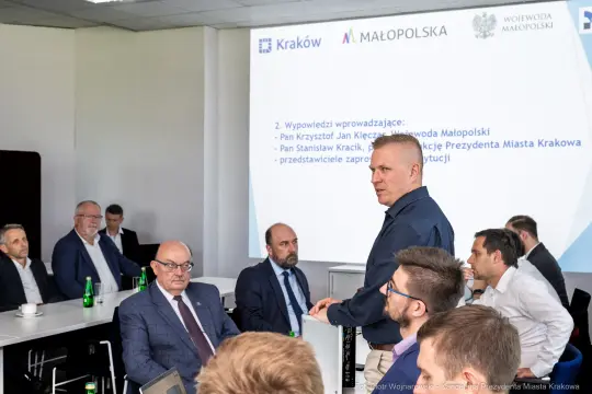 Spotkanie w Krakowie z przedstawicielami władz i biznesu, omawiające lokalne inicjatywy.