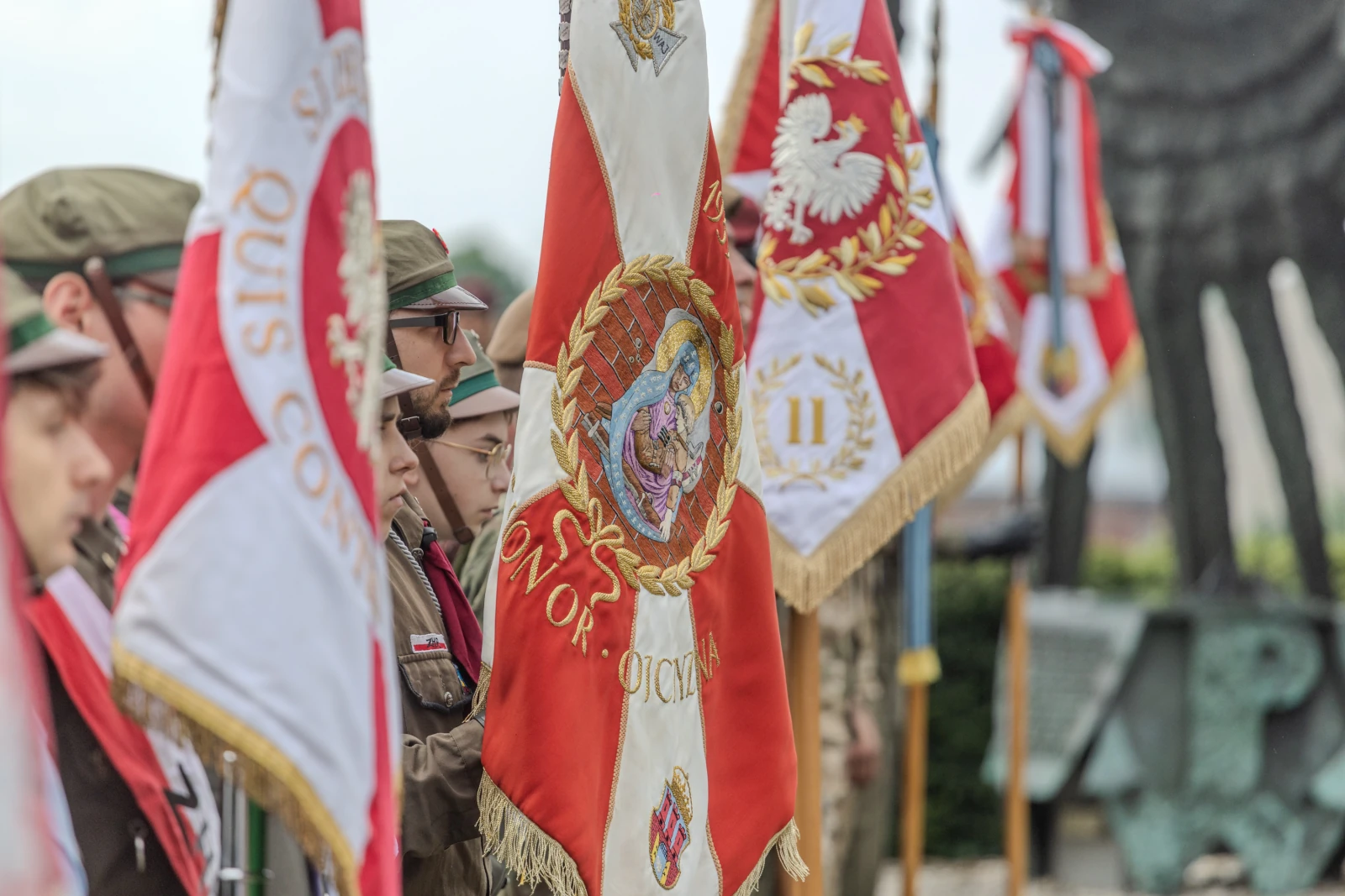 Uczestnicy ceremonii trzymają sztandary z symbolami narodowymi.  Autor: Bogusław Świerzowski